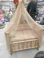 تخت و گهواره کنار مادر چوبی