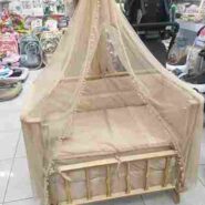 تخت و گهواره کنار مادر چوبی